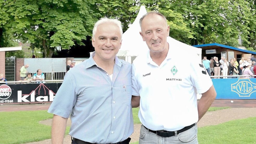 Mit Werders Traditionself kam Dieter Burdenski (rechts) mehrfach im Jahr nach Ostfriesland. Im vergangenen Jahr war er auch bei Germania Leer (links 2. Vorsitzender Ferhat Özdemir) zu Gast. Foto: Lohmann