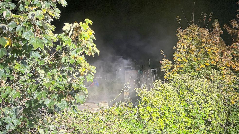 In Emden hat eine Gartenlaube gebrannt. Foto: Feuerwehr Emden