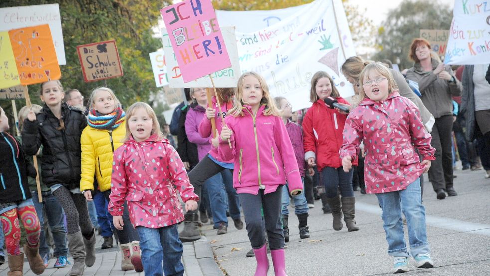 Kinder und Eltern vor allem der Grundschulen Burlage und Hahnentange demonstrierten bei Protestmärschen durch die Gemeinde gegen die geplante Schulschließungen. Foto: Archiv