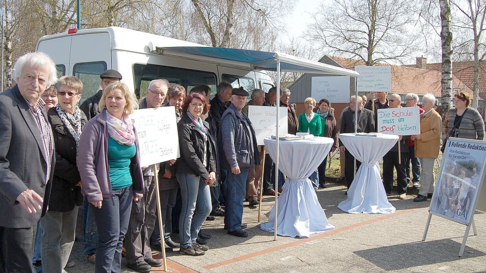 Am Bulli der "Rollenden Redaktion" machten Burlager Anfang 2013 ihrem Ärger über die geplante Schulschließung Luft. Wichtiger Kämpfer um den Erhalt der Dorfschule war der damalige Ortsbürgermeister Herbert Broch (links). Foto: Archiv