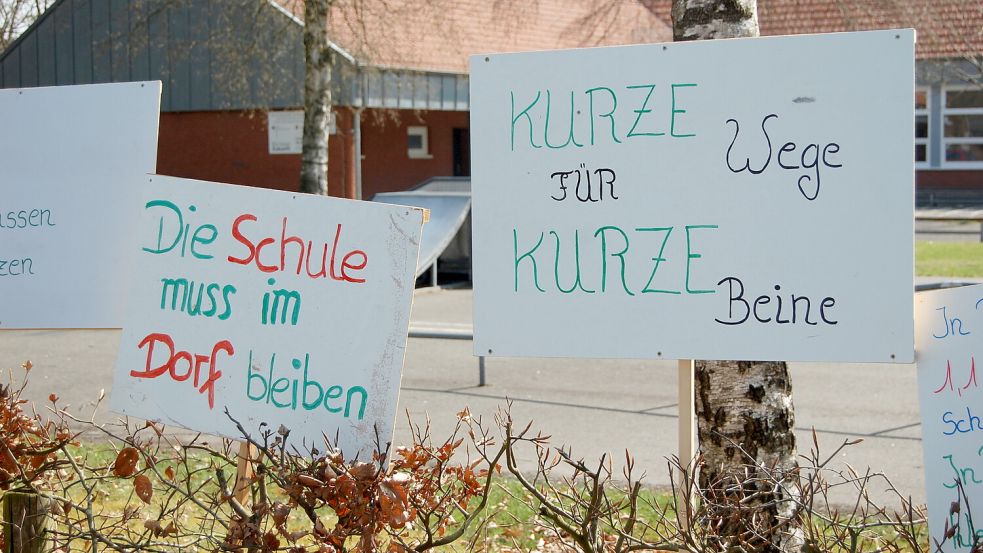 Noch lange waren die Protestschilder bei der Grundschule Burlage zu sehen. Foto: Archiv