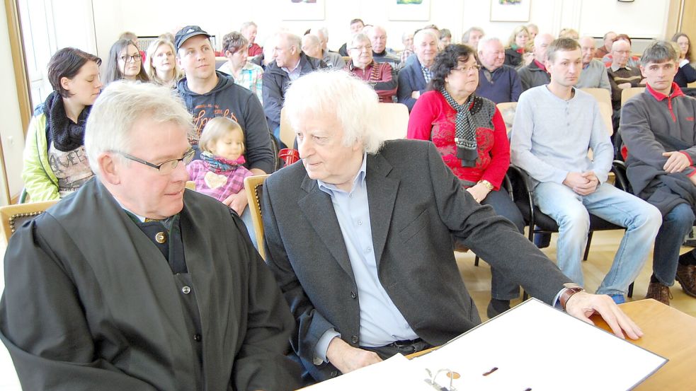 2014 zogen Eltern aus Burlage sogar vor das Oldenburger Verwaltungsgericht. Sie klagten gegen die Schließung der Schule und zogen den Kürzeren. Das Bild zeigt Rechtsanwalt Eckhard David (links) und Burlages Ortsbürgermeister Herbert Broich bei einem Prozesstermin. Bild: Archiv