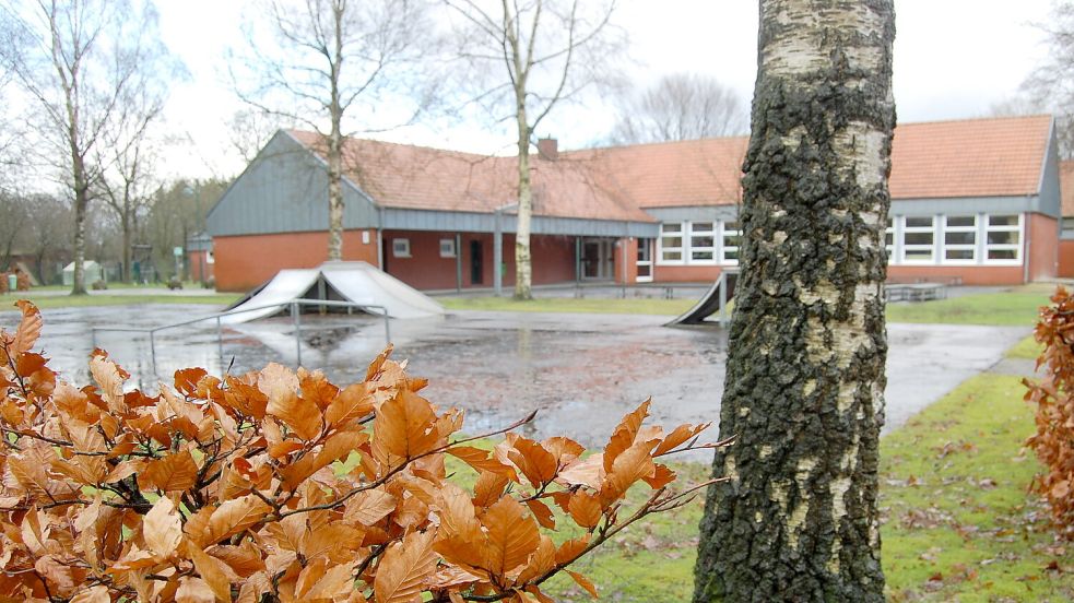 Seit 2016 steht die ehemalige Grundschule in Burlage mehr oder weniger leer, wurde nur als Lager genutzt. Die Räume sollen nun zur Kindertagesstätte umgebaut werden. Bild: Archiv
