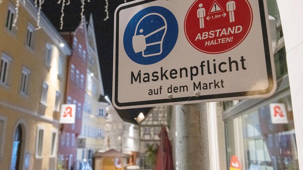 Maskenpflicht und Abstandsregeln: Hinweisschild in Baden-Württemberg von 2021 Foto: dpa/Stefan Puchner