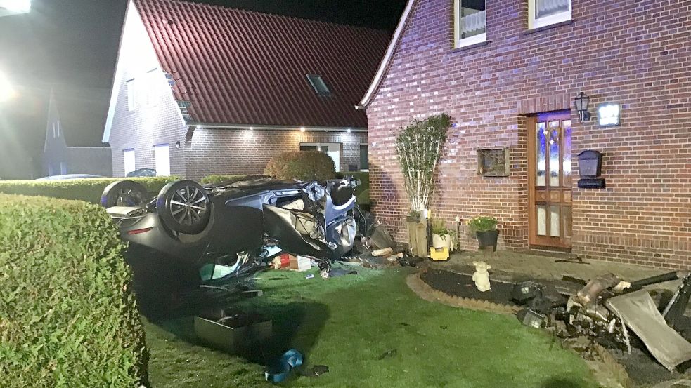 Das Unfallfahrzeug landete quasi kopfüber in diesem Vorgarten am Neuen Weg in Wiesmoor. Fotos: Boschbach