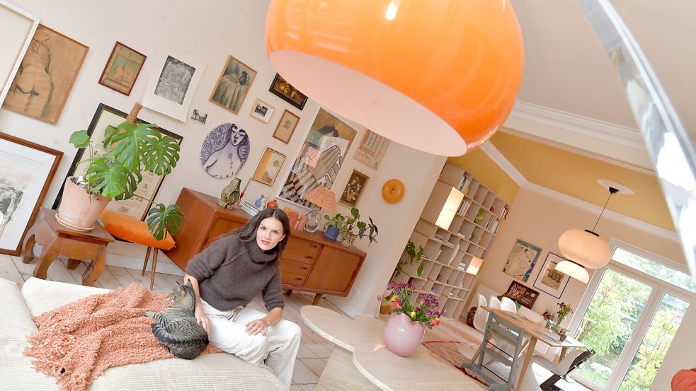 Janine Krause sitzt auf dem Sofa im Wohnzimmer. In diesem Bereich des Hauses sind die Umbauarbeiten so gut wie abgeschlossen. Foto: Ortgies
