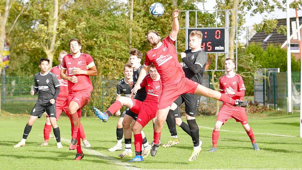 FT Groß-Midlum (rote Trikots) feierte einen 2:1-Heimsieg gegen den TuS Westerende. Foto: Wagenaar