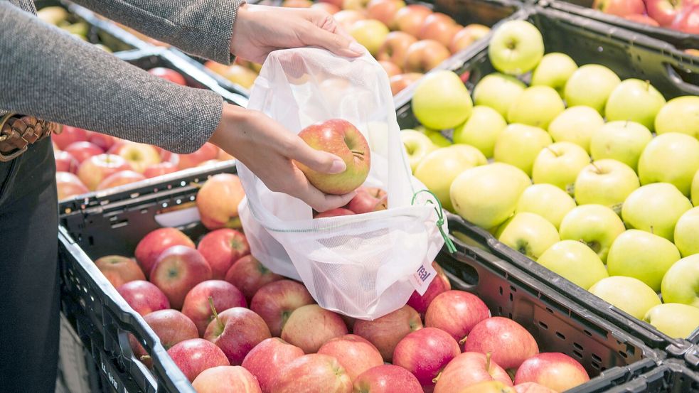 Täuschend frisch: Das ist der wahre Grund für den glänzenden Apfel im Supermarktregal. Foto: dpa/real GmbH