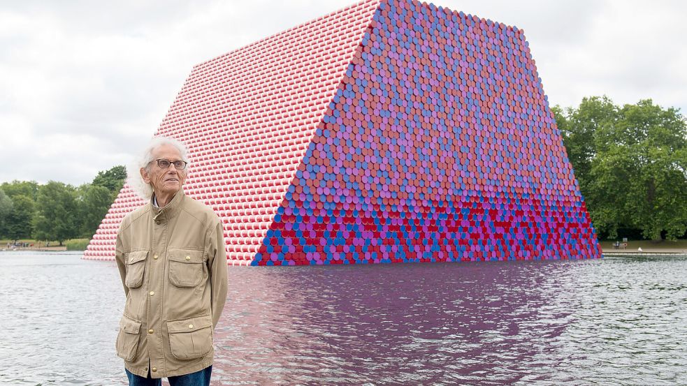 Das Kunstwerk „Mastaba“ stand vorübergehend – und in kleinerem Maßstab – in London. In der Wüste soll es nun dauerhaft entstehen. Foto: dpa/ Dominic Lipinski