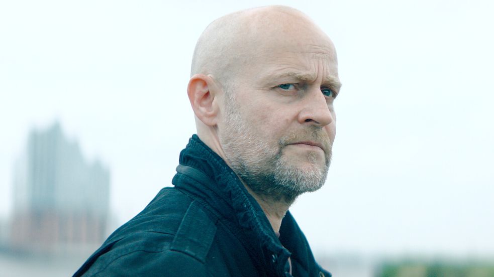 Jürgen Vogel spielt den kaputten LKA-Ermittler Gabriel Bach in der neuen Thrillerserie „Informant – Angst über der Stadt“. Foto: Bild: NDR