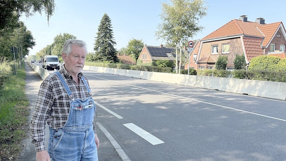 Hans Appiß wohnt in der Nähe des Stadtrings. Er beobachtet immer wieder Lkws, die trotz Gewichtsbeschränkung über die marode Brücke über die Bahngleise im Hintergrund fahren. Foto: Bothe