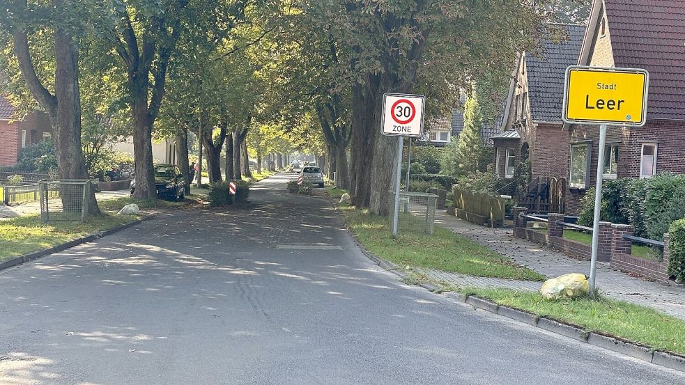 Sattelzüge haben aufgrund der Fahrbahnverengungen und der abgestellten Fahrzeuge Probleme, durch den Großen Oldekamp zu fahren, sollten sie der Gewichtsbeschränkung spontan ausweichen wollen. Foto: Bothe