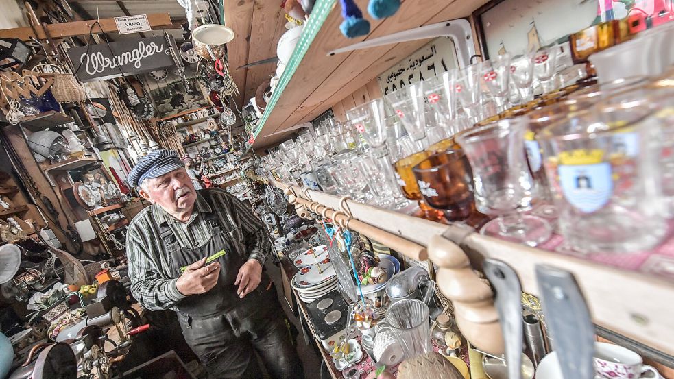 In den verwinkelten Gängen der Flohmarkhalle von Jürgen Tjaden ist alles gut geordnet. Foto: Ortgies