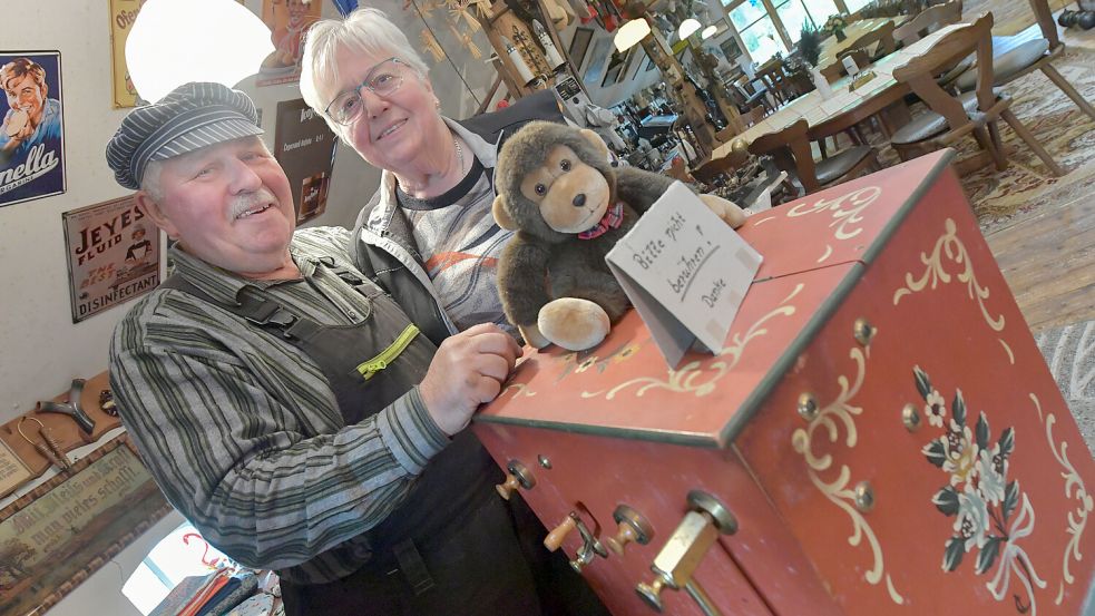 Gisela Tjaden backt den Kuchen für das Café im Museum – während Jürgen Tjaden die Gäste unterhält. Foto: Ortgies
