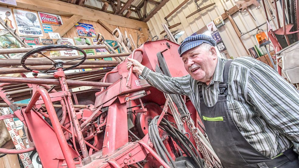 Angefangen hat alles mit historischen Landmaschinen, doch danach sammelte Jürgen Tjaden vor allem eines: alles. Foto: Ortgies