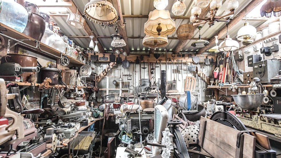 Die Stücke in der Flohmarkthalle sind alle zu verkaufen – darunter viele alte Geräte und Maschinen wie Motorräder. Foto: Ortgies