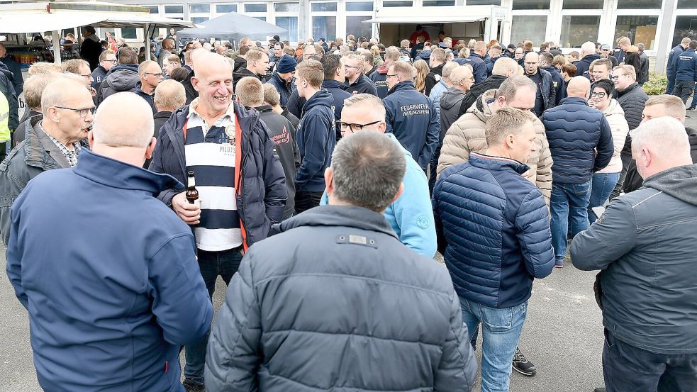 Der Landkreis Leer bedankte sich bei den gut 1100 Einsatzkräften, die im vergangenen Jahr bei der Weihnachtsflut im Einsatz waren und die Menschen in der Region vor Schlimmerem bewahrten. Rund 500 Helfer waren gekommen. Foto: Stromann