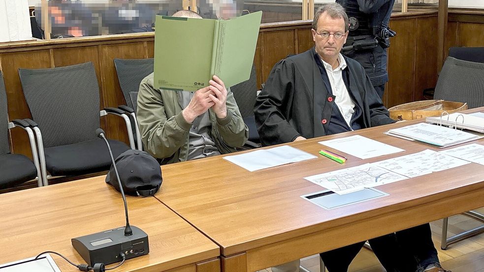 Einem Weeneraner wird Totschlag vorgeworfen. Er wird vor Gericht von Rechtsanwalt Folkert Adler (rechts) verteidigt. Foto: Vogt/Archiv