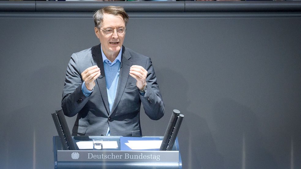 Will die Versorgung verbessern, indem er manche Krankenhäuser schließt: Bundesgesundheitsminister Karl Lauterbach (SPD) musste sich im Bundestag viel Kritik an seiner Krankenhausreform anhören. Foto: Bernd von Jutrczenka