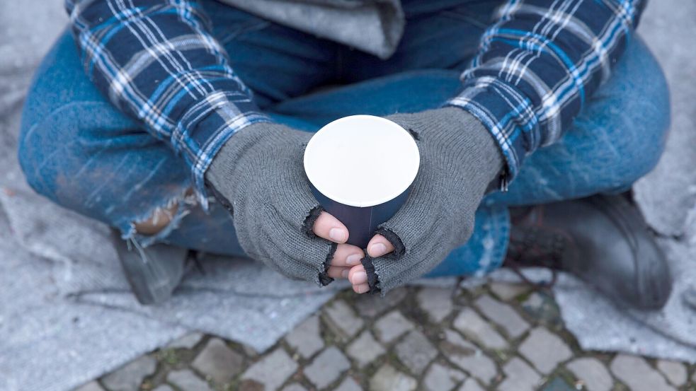 Obdachlosigkeit auf Youtube: Wenn Influencer Bedürftigen Hotelnächte und Umstylings schenken, wird Wohltätigkeit gegen Reichweite getauscht. Foto: imago images / Panthermedia