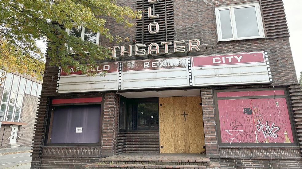 Verblasst: die Aufschrift der alten Leuchtreklame des ehemaligen Lichtspieltheaters. Foto: Schuurman