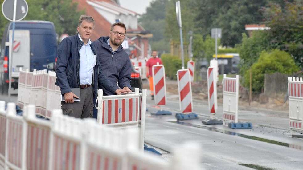 Dass die Arbeiten im Zeitplan liegen, freut den Heseler Bürgermeister Gerd Dählmann (links) und Gemeindedirektor Joachim Duin. Foto: Ortgies/Archiv