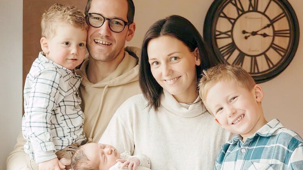 Stehen gemeinsam eine schwere Zeit durch: Gerd und Mona Brinkmann aus Bösel mit ihren drei Söhnen (von rechts) Henri (5), Fritz (11 Monate) und Mats (3). Foto: Maike von Füllen