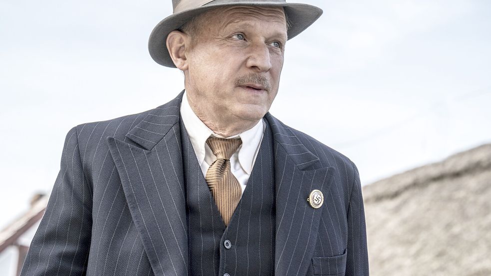 Kommissar Murot? Mitnichten! Im neuen „Tatort: Murot und das 1000-jährige Reich“ ist Ulrich Tukur größtenteils als Sonderermittler Rother zu sehen. Sonntag, 20. Oktober, 20.15 Uhr. Foto: HR/Bettina Mueller