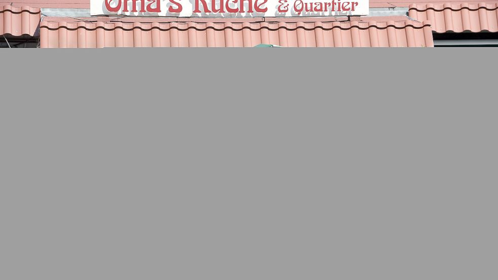 Ein Werbeschild des Lokals „Oma`s Küche und Quartier“ kommt nicht bei allen gut an. Foto: dpa/Stefan Sauer