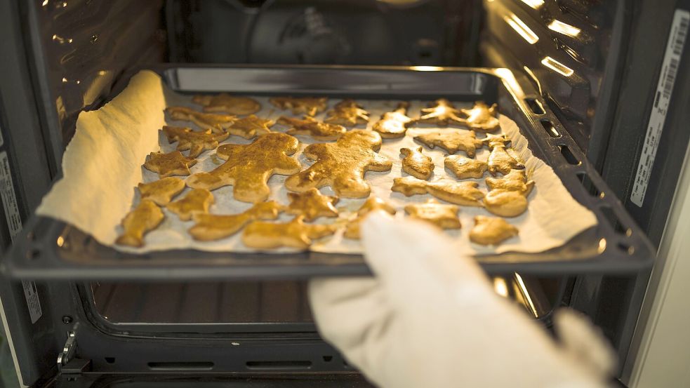 Backpapier ist ein beliebtes Hilfsmittel in der Küche, kann aber gefährlich für die Gesundheit sein. Foto: IMAGO/imagebroker