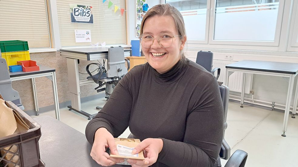 Lina Delgen klebt bei der Lebenshilfe Etiketten auf Müslipackungen. Foto: privat