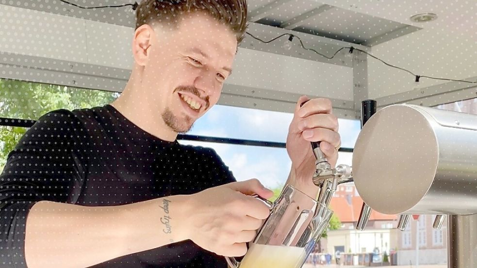 Hafenbar-Betriebsleiter Patrick Wieferig im Sommer an der Zapfanlage im Biergarten. Foto: Hafenbar/Archiv