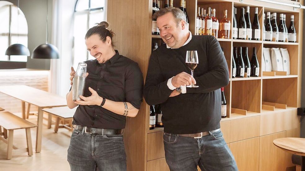 Jan Flörcken (rechts) und Patrick Wieferig haben gemeinsam die Hafenbar im März 2024 eröffnet. Foto: Patricia Bakker Photography/Archiv