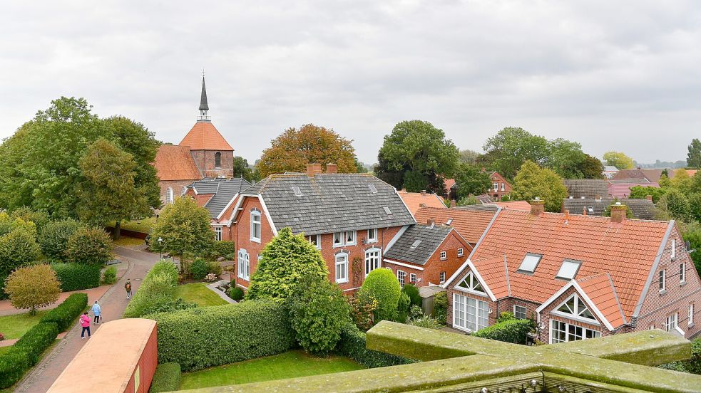 Das beschauliche Dorf Rysum hat mittlerweile viele Ferienwohnungen. Foto: Wagenaar/Archiv