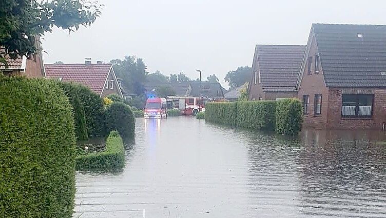 Diese Straße in Burhafe (Landkreis Wittmund) liegt besonders tief und ist bei Starkregen schon mehrfach abgesoffen. Foto: privat