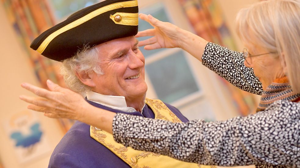 Marlene Hedeman setzt Hermann Willms noch den Dreizack auf den Kopf: Fertig ist Fürst Georg Albrecht. Foto: Ortgies