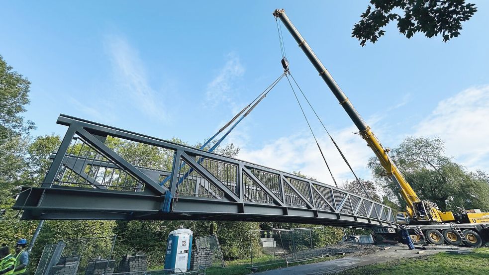 Spektakulär: Am 10. Oktober wurde das Stahlkonstrukt mittels Autokran aufgesetzt. Foto: Götze