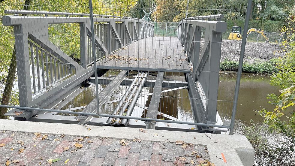 Kleinigkeiten sind noch zu erledigen: Eine Bodenplatte fehlt, damit unterhalb der Brücke noch gearbeitet werden kann. Foto: Schuurman