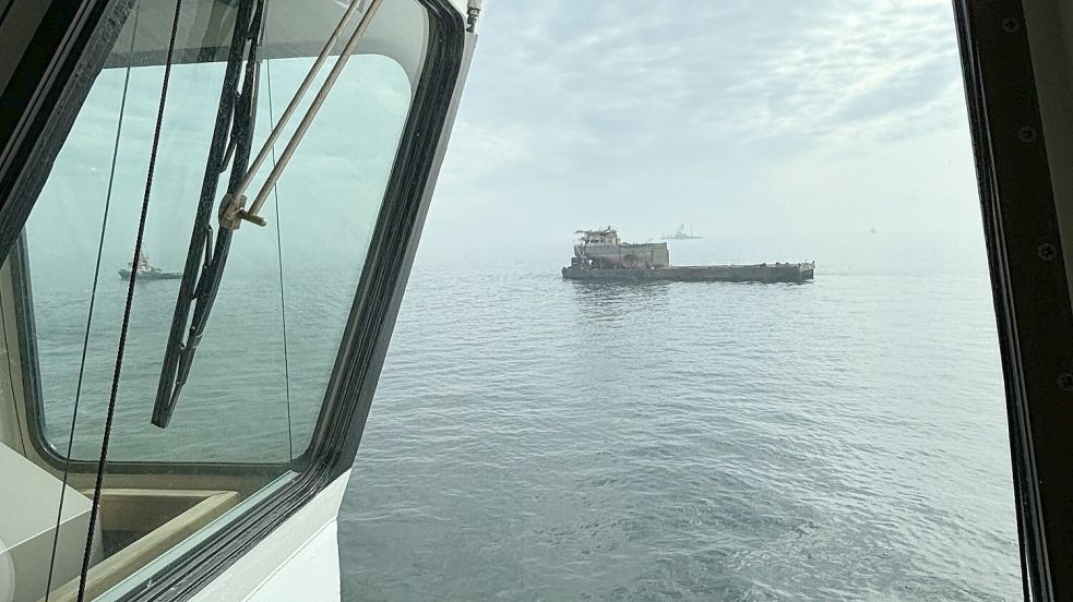 Anfang September war die Bugsektion der „Verity“ gehoben worden. Das Schiff war zur Bergung in zwei Teile zertrennt worden. Foto: Hanz