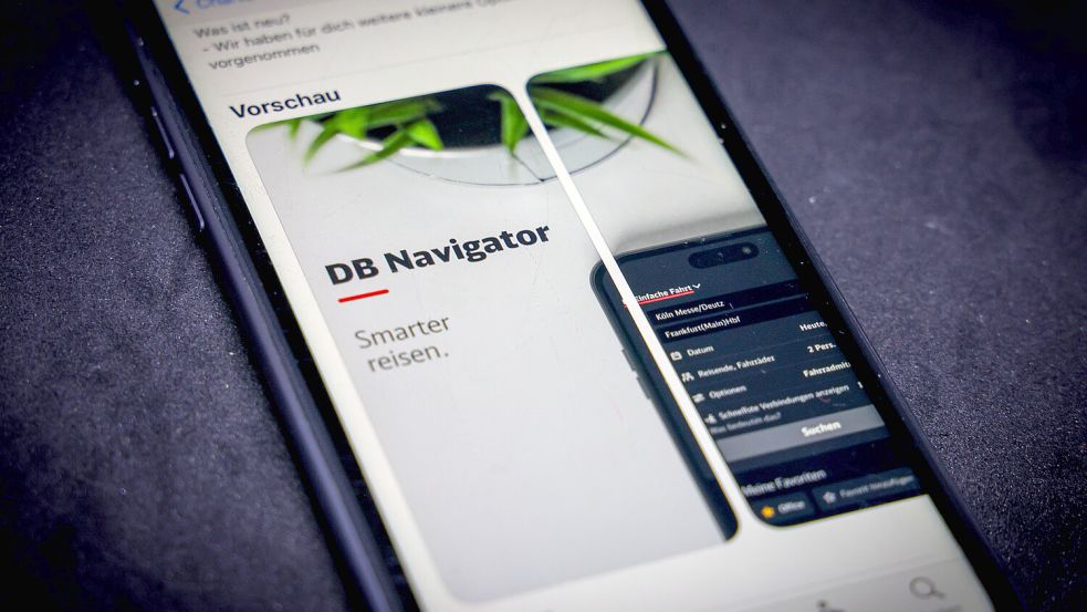 Ältere, die ihr Smartphone bislang nur für Familienchats auf WhatsApp nutzten, kommen jetzt notgedrungen auch in den Genuss der Bahn-App – es sei denn, sie bleiben zu Hause. Foto: IMAGO/Rüdiger Wölk
