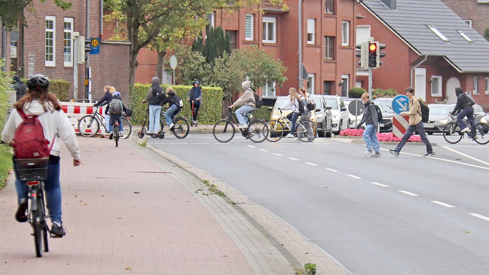 Zeitlich versetzt werden die Autos auch an der Ampel in Höhe der Bahnhofstraße gestoppt. Foto: Heino Hermanns