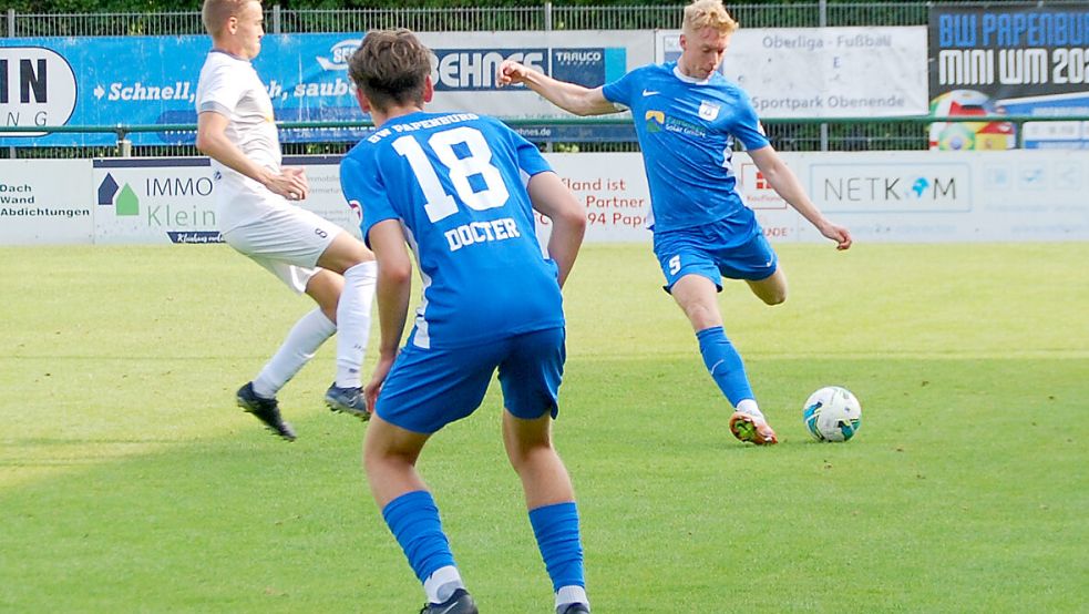 BW Papenburg (am Ball Jonas Korte) peilt gegen Melle den fünften Sieg in Folge an. Foto: Reemts