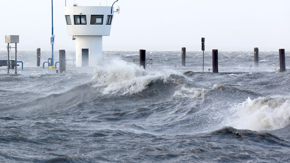 Die deutsche Küste ist für Sturmfluten prädestiniert - wie hier während des Sturmtiefs „Nadia“ 2022 in Dagbüll: Tsunamis sind jedoch eine Seltenheit. Foto: dpa/Bodo Marks