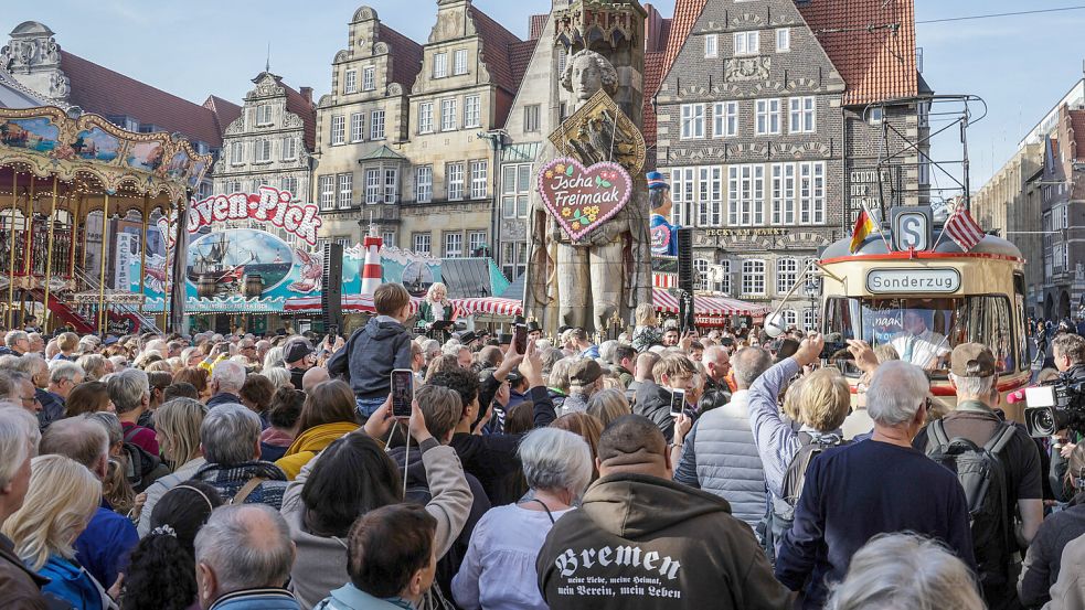 Am Samstag ist viel los. Ab dem Vormittag schlängelt sich der Freimarktsumzug durch die Stadt. Abends trifft Werder Bremen im Weserstadion auf Meister Bayer Leverkusen. Foto: Focke Strangmann / dpa