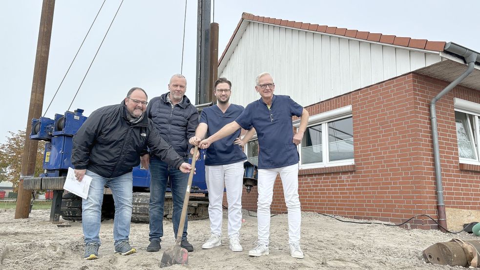 Symbolischer erster Spatenstich in Hinte: Hier soll entgegen dem Trend ein Zentrum für Zahnmedizin entstehen. Darüber freuen sich Architekt Jens Meyer, Bürgermeister Uwe Redenius sowie die beiden Zahnärzte Dr. Arne Baumann und Georg Baumann (von links). Foto: Weiden