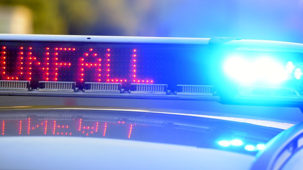 Die Polizei musste zu einem Unfall auf der A27 ausrücken. Foto: Stefan Puchner / dpa