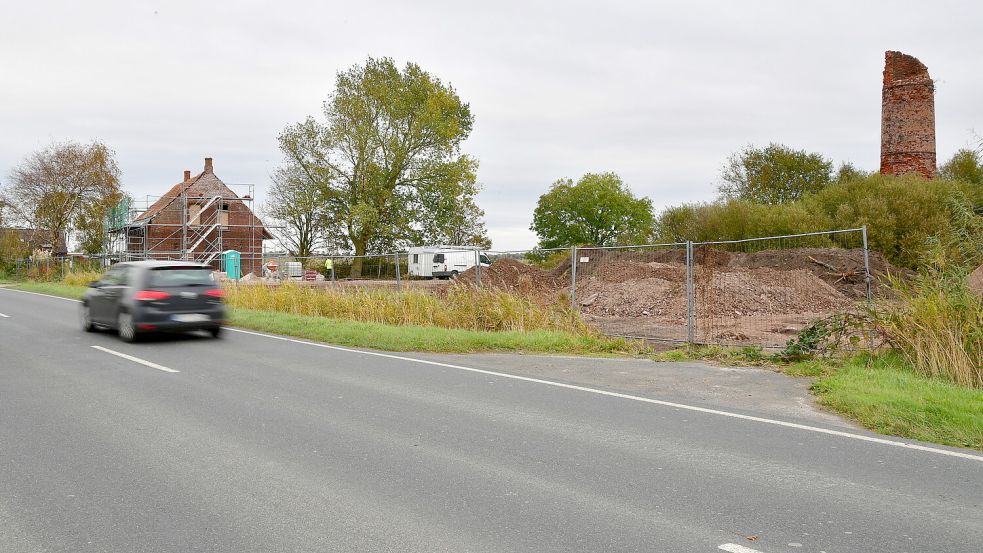 Die Kreisstraße führt direkt an dem Gelände der Alten Ziegelei Pilsum vorbei. Vielen Autofahrern fällt damit der Betrieb auf dem Areal auf. Dort wird seit April gearbeitet. Foto: Wagenaar