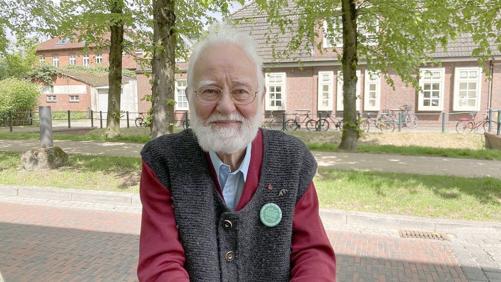 Der Münchner Günter Wimmer in Aurich, nach seiner Landgerichts-Verhandlung wegen Sachbeschädigung an dem Kriegerdenkmal auf Langeoog. Das Bild entstand 2023. Foto: Oltmanns