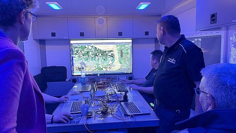 Besprechung der Lagekarte in Leer. Das Bild entstand im Einsatzleitwagen, der Freitag und Samstag im Innenhof der Kreisverwaltung postiert war. Foto: Landkreis Leer