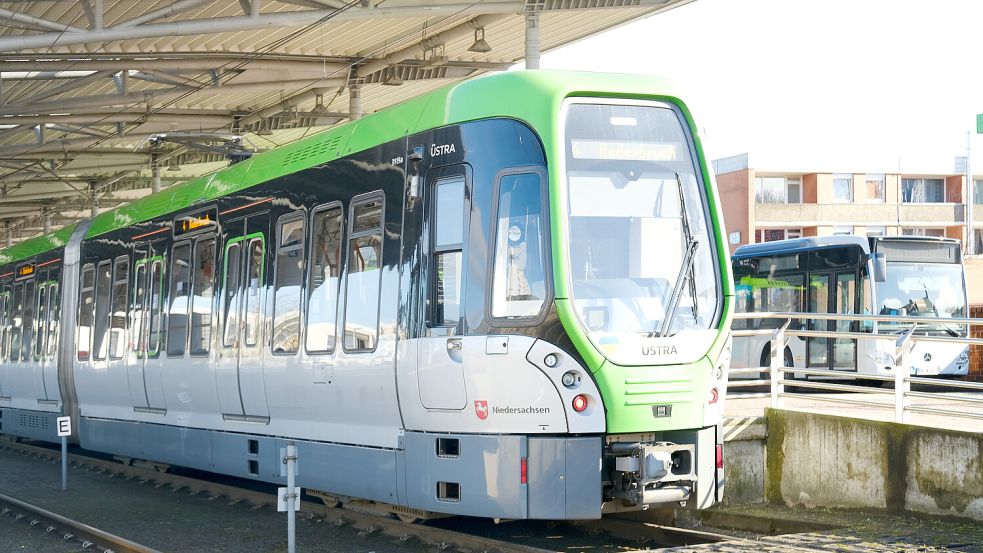 Täglich transportiert die Straßenbahn in Hannover viele Menschen. Doch kommen bald noch Versandpakete dazu? Foto: IMAGO/Pond5 Images